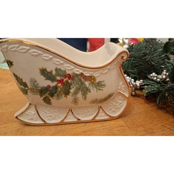 Porcelain center piece Christmas Decor - Picture 3 of 5